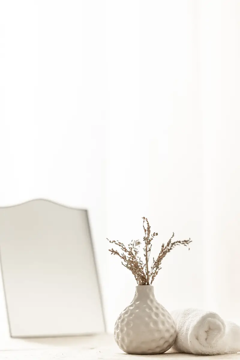 A bright corner of the consultation room with a mirror and dried flowers